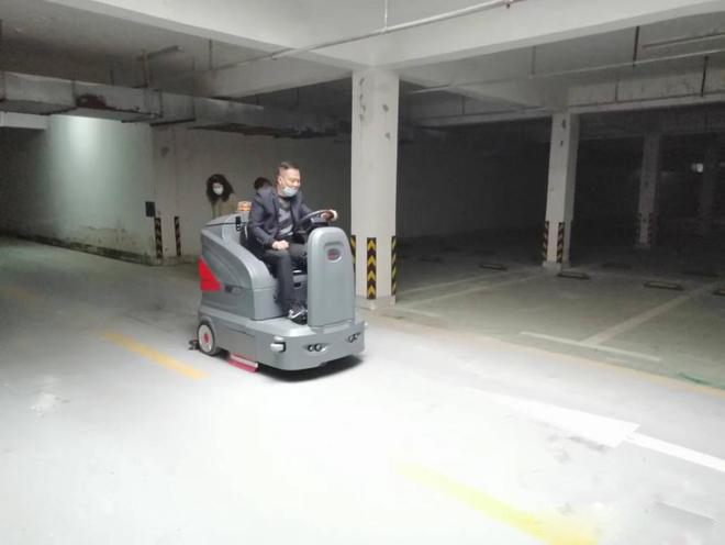 鹤岗小区物业保洁不用人力改用驾驶式洗地机了